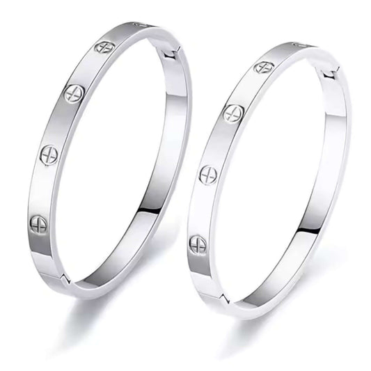 Close-up of the surface finish on stainless steel couple bangle bracelet set in 6mm and 8mm