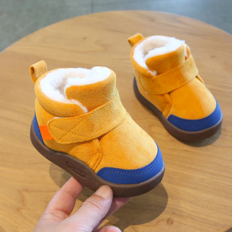 Heel and back view of warm unisex winter baby boots with a non-slip first walker sole