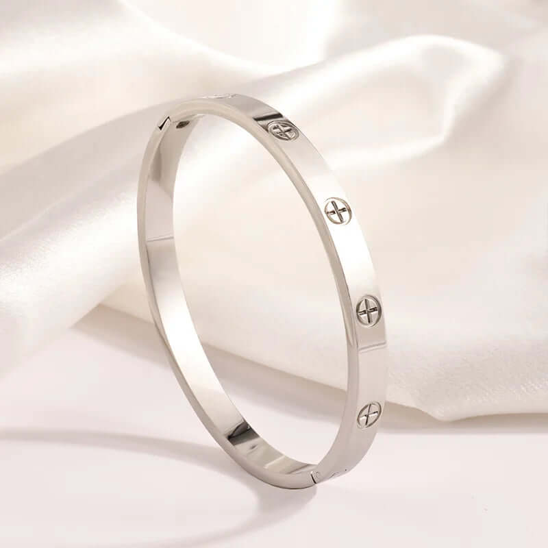 Side angle of stainless steel couple bangle bracelet set in 6mm and 8mm
