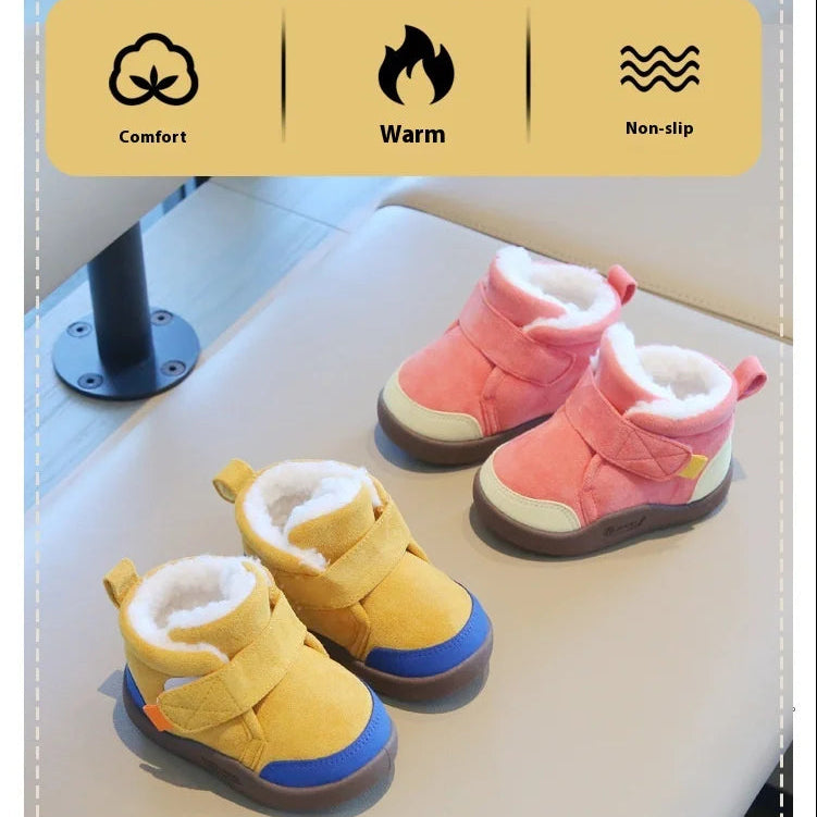 Sole and tread detail of warm unisex winter baby boots with a non-slip first walker sole