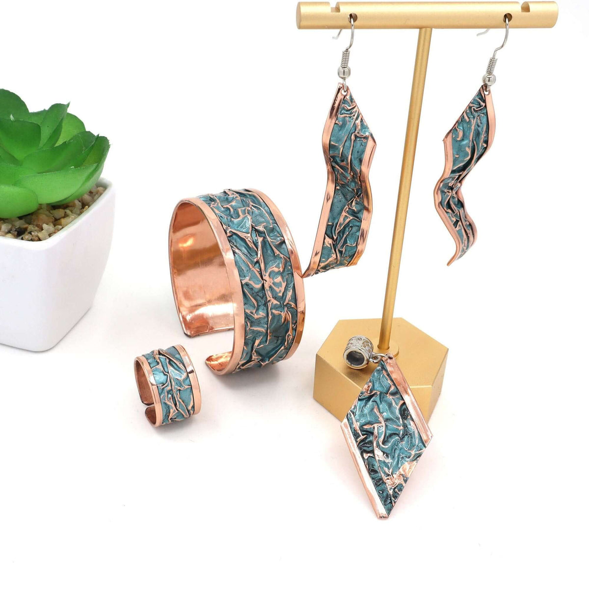 Close-up of the copper texture in four-piece turquoise wrinkled copper jewellery set