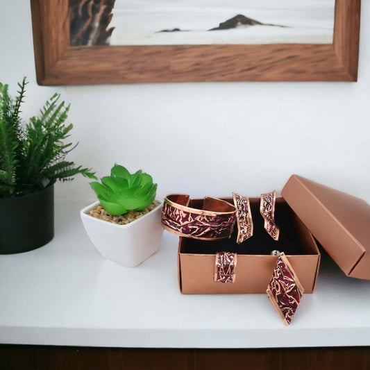 The full handcrafted magenta wrinkled copper jewellery set laid flat