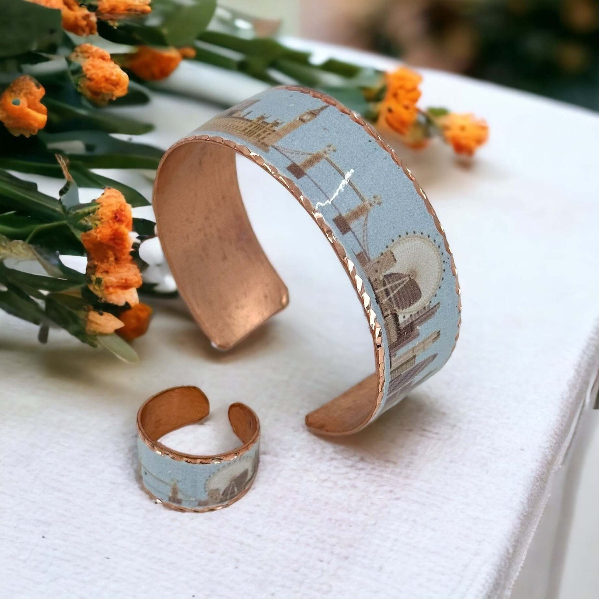 Front view of London design copper jewellery set