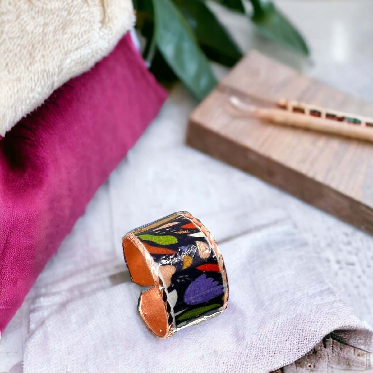 Close-up of the copper texture in three-piece purple and white flowers copper jewellery set